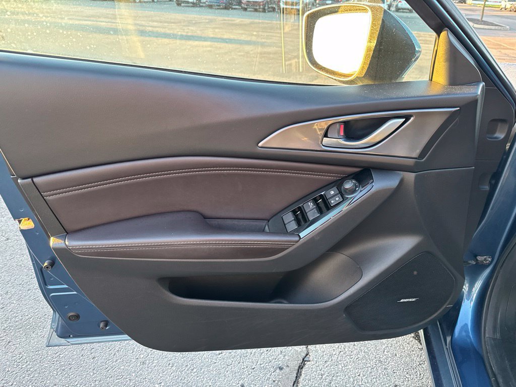 Used 2018 MAZDA MAZDA3 Grand Touring w/ Premium Equipment Package FWD image 32
