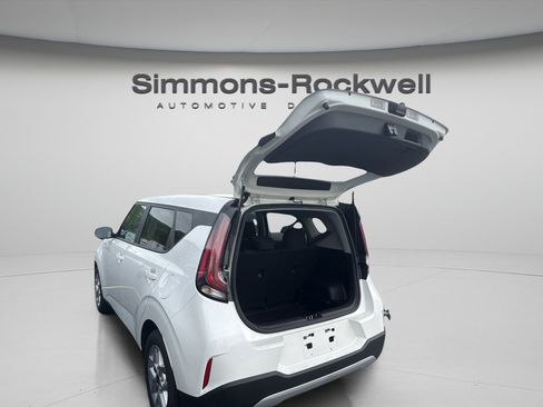 Used 2025 Kia Soul LX w/ LX Technology Package FWD image 8