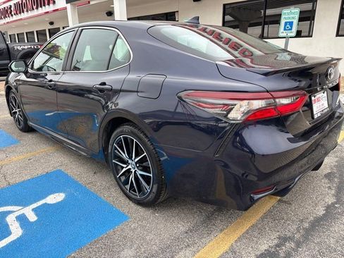 Used 2021 Toyota Camry SE FWD image 3