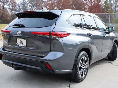 Used 2020 Toyota Highlander XLE image 21