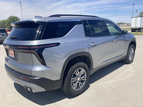Used 2025 Chevrolet Traverse LT FWD image 2
