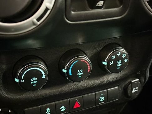 Used 2016 Jeep Wrangler Unlimited Rubicon image 15