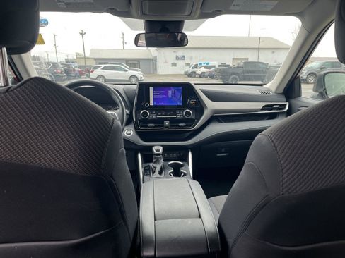 Used 2024 Toyota Highlander LE AWD/4WD image 31