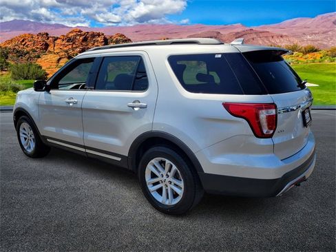 Used 2017 Ford Explorer XLT w/ Equipment Group 202A image 6