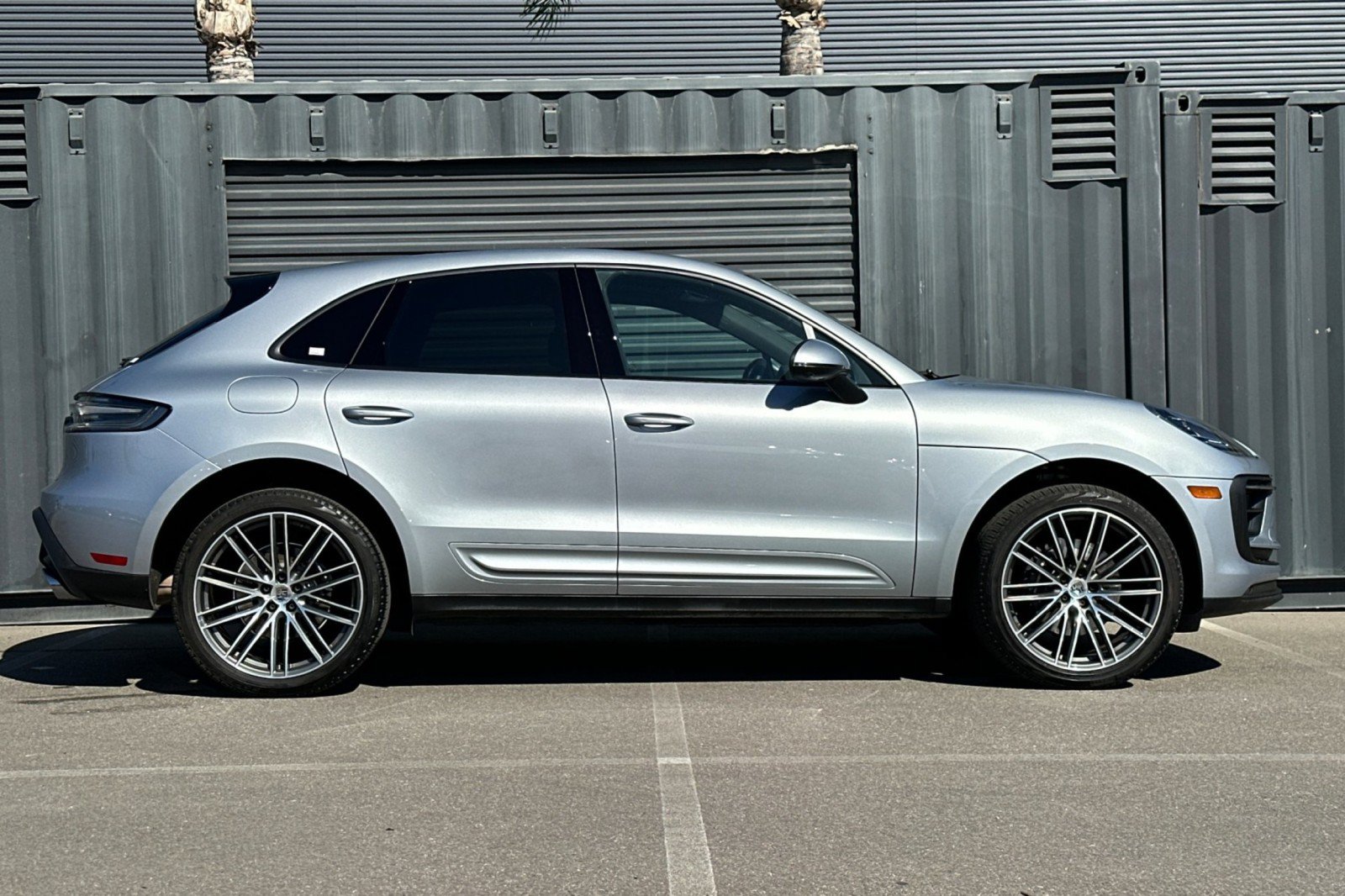 Certified 2025 Porsche Macan AWD/4WD image 9