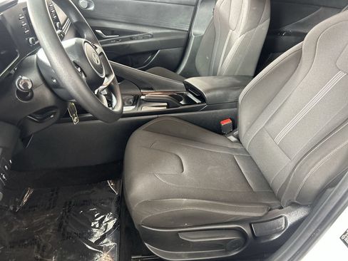 Used 2025 Hyundai Elantra SE w/ Cargo Package FWD image 21