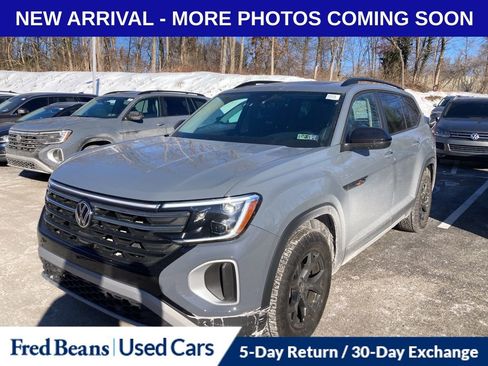 Used 2025 Volkswagen Atlas Peak Edition SE image 3