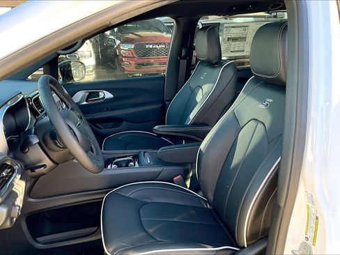 New 2026 Chrysler Pacifica Limited w/ S Appearance Package image 10
