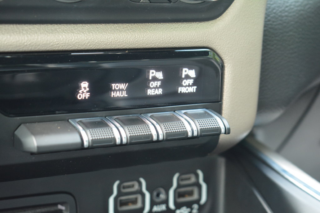 Used 2019 RAM 1500 Laramie w/ Sport Appearance Package AWD/4WD image 17