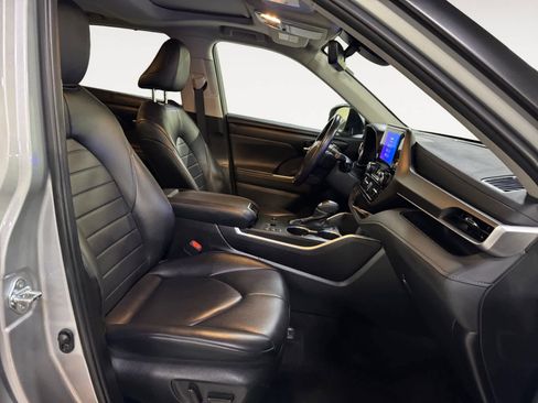Used 2024 Toyota Highlander XLE image 19