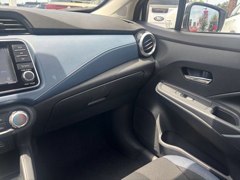 Used 2025 Nissan Versa SV FWD image 33