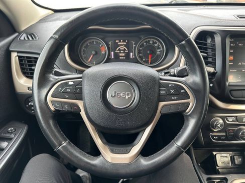 Used 2016 Jeep Cherokee Latitude w/ Comfort/Convenience Group FWD image 18