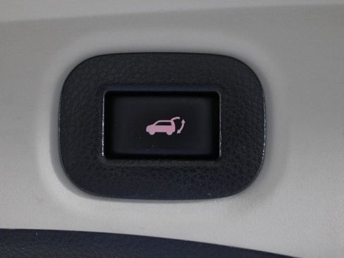 Used 2018 Nissan Rogue SV image 17