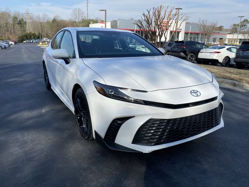 Certified 2025 Toyota Camry SE image 3