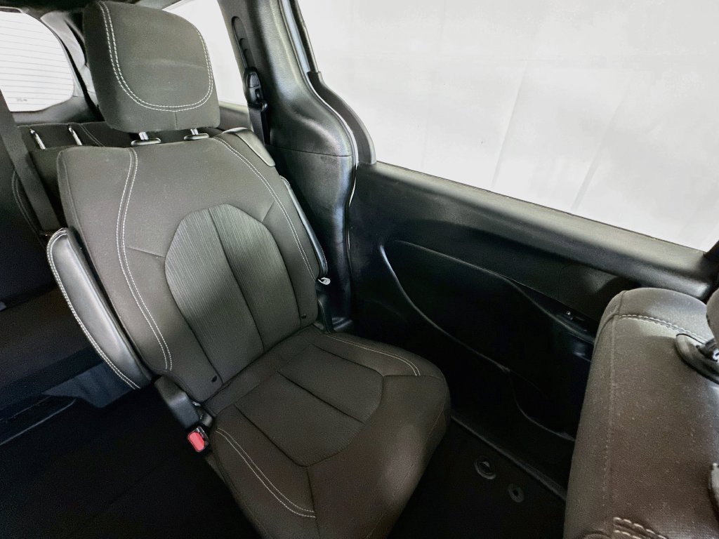 Used 2023 Chrysler Pacifica Touring FWD image 14