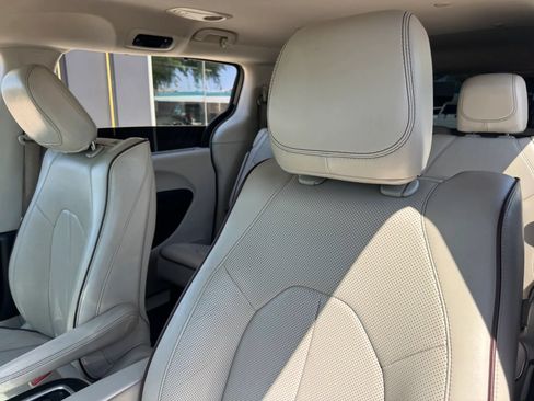 Used 2017 Chrysler Pacifica Limited w/ UConnect Theater Package FWD image 15