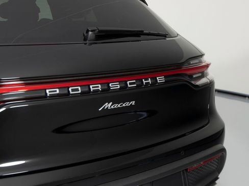 Certified 2025 Porsche Macan image 38