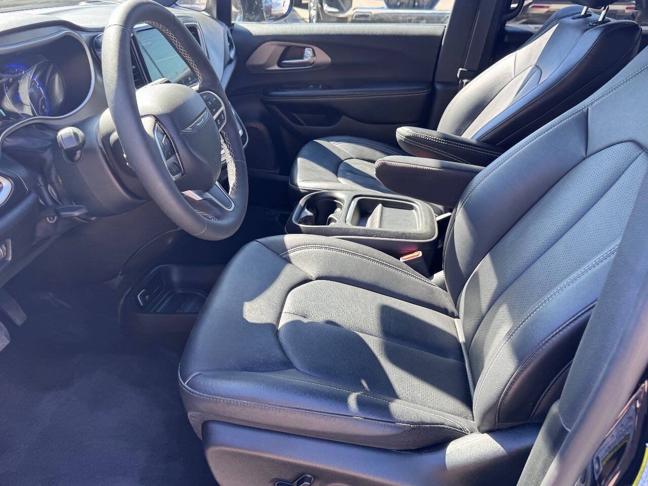 Used 2027 Chrysler Pacifica Select FWD image 12