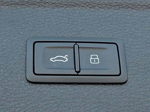 Used 2023 Audi Q5 e Premium Plus w/ Premium Plus Package image 30