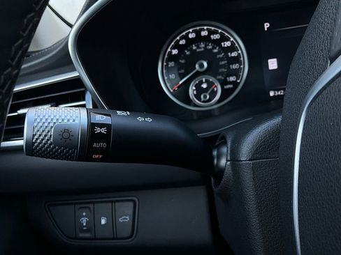 Used 2025 Genesis G70 2.5T image 38