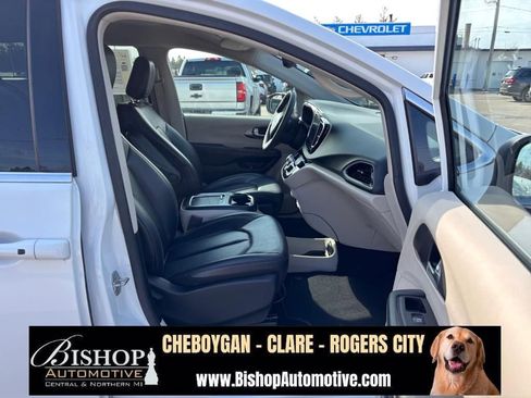 Used 2023 Chrysler Pacifica Touring-L FWD image 22