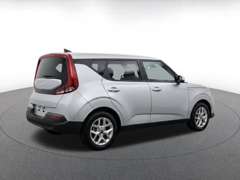 Used 2025 Kia Soul LX w/ LX Technology Package FWD image 9