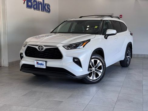 Used 2024 Toyota Highlander XLE AWD/4WD image 2