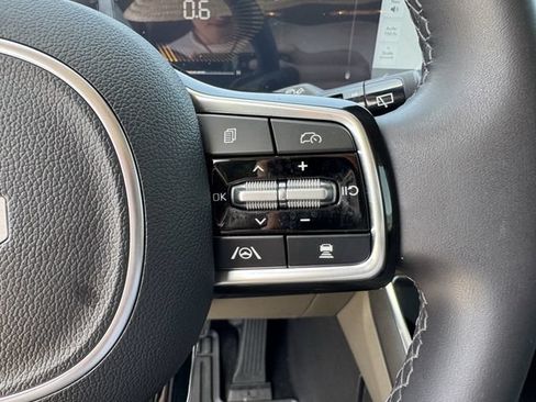 Used 2025 Kia Carnival EX FWD image 34