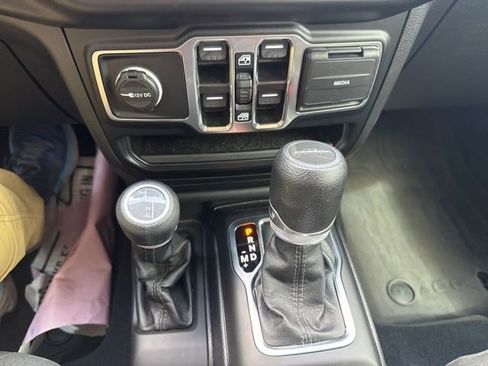 Used 2023 Jeep Gladiator Sport AWD/4WD image 17