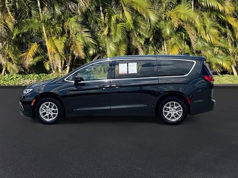 Used 2023 Chrysler Pacifica Touring-L FWD image 9