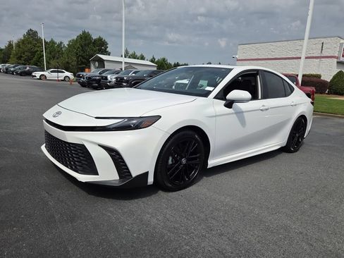 Used 2025 Toyota Camry SE w/ Convenience Package FWD image 3