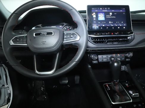Used 2025 Jeep Compass Trailhawk AWD/4WD image 28