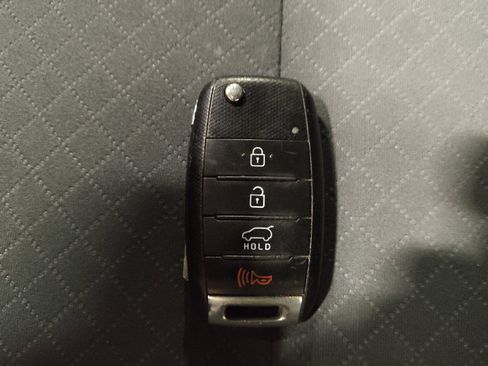 Used 2017 Kia Sorento L image 32