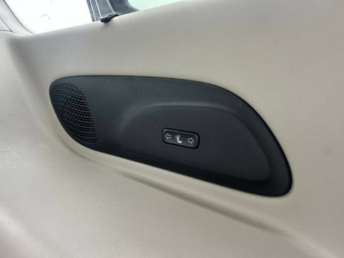 Used 2020 Chrysler Pacifica Limited w/ Tire & Wheel Group FWD image 11