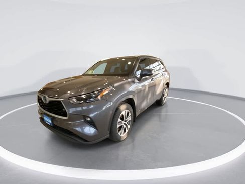 Used 2022 Toyota Highlander XLE AWD/4WD image 4