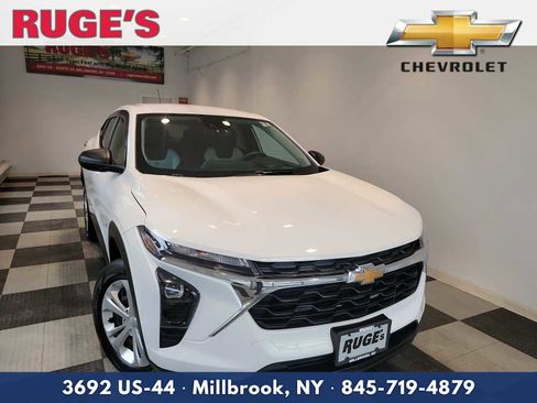 Used 2024 Chevrolet Trax LS FWD image 1