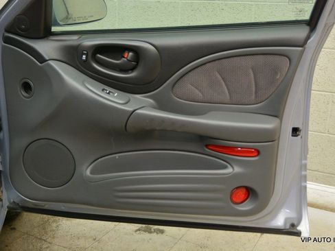 Used 2005 Pontiac Bonneville SE image 8