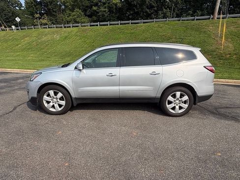 Used 2017 Chevrolet Traverse LT w/ Style and Technology Package AWD/4WD image 4
