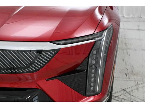 New 2026 Cadillac Optiq Luxury 2 image 9