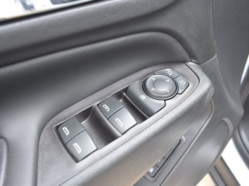 Used 2020 Chevrolet Equinox LT w/ Sport Edition FWD image 13