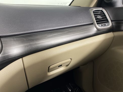Used 2019 Jeep Grand Cherokee Laredo AWD/4WD image 31