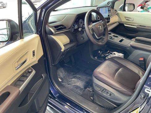 Certified 2022 Toyota Sienna Platinum w/ Protection Package (TMS) image 9