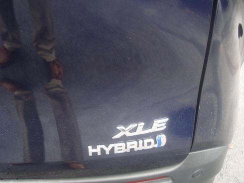 Used 2024 Toyota Sienna XLE image 6