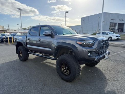 Used 2019 Toyota Tacoma TRD Off-Road image 2