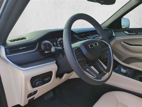 Used 2024 Jeep Grand Cherokee Limited RWD image 14