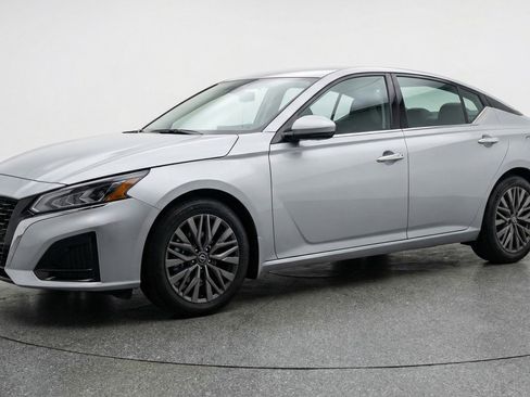 Used 2025 Nissan Altima 2.5 SV image 3