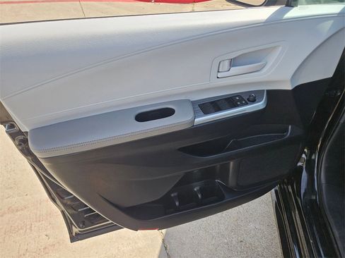 Used 2025 Toyota Sienna LE image 14