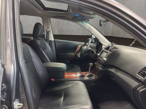 Used 2012 Toyota Highlander Limited w/ Tow Pkg AWD/4WD image 15