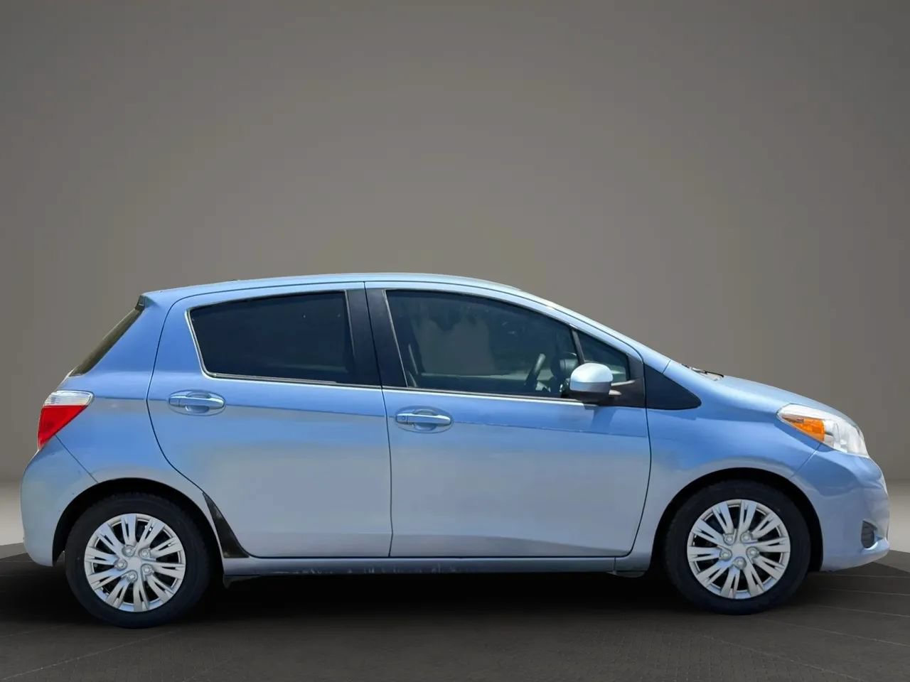 Used 2012 Toyota Yaris LE FWD image 5