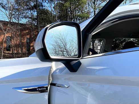 Used 2024 Volkswagen Taos SE image 27